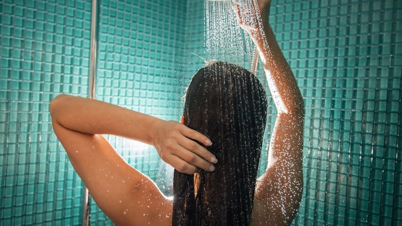 सकाळी उठल्या उठल्या आपण सगळे सगळ्यात आधी काय करतो तर ब्रश, टॉयलेट आणि अंघोळ. म्हणजे उठल्यावर सगळ्यात आधी आपण बाथरूममध्ये जातो. अशीच एक 15 वर्षांची मुलगी जी अंघोळीसाठी बाथरूममध्ये गेली. तिने बाथरूममचा दरवाजा बंद केला आणि तिला मृत्यूने गाठलं आहे. उत्तर प्रदेशच्या बुलंदरमधील देवीपुरा येथील ही धक्कादायक घटना आहे. सकाळी उठल्या उठल्या आपण सगळे सगळ्यात आधी काय करतो तर ब्रश, टॉयलेट आणि अंघोळ. म्हणजे उठल्यावर सगळ्यात आधी आपण बाथरूममध्ये जातो. अशीच एक 15 वर्षांची मुलगी जी अंघोळीसाठी बाथरूममध्ये गेली. तिने बाथरूममचा दरवाजा बंद केला आणि तिला मृत्यूने गाठलं आहे. उत्तर प्रदेशच्या बुलंदरमधील देवीपुरा येथील ही धक्कादायक घटना आहे.