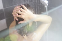 अंघोळीला गेली 15 वर्षांची मुलगी बाहेर आलीच नाही; कुटुंबाने दरवाजा उघडून पाहिला आणि पायाखालची जमीनच सरकली