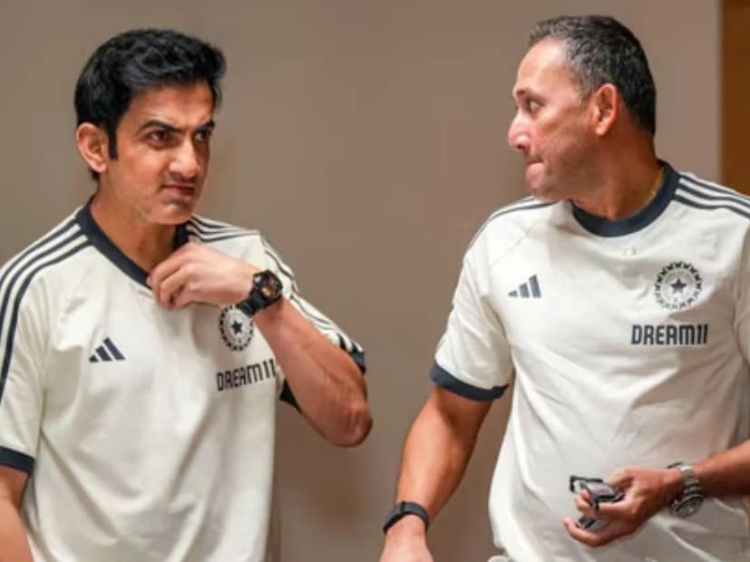 त्यामुळे ही गोष्ट अनेक फॅन्सना खटकली होती.त्यामुळे राजीव नावाच्या एक्स युझरने नशीब अजित आगरकर ऑस्ट्रेलियाच्या निवड समितीचा अध्यक्ष नाही आहे, नाहीतर मिचेस स्टार्कला घरात बसून अॅशेस मालिक पाहावी लागली असती असे चाहत्याने लिहले आहे. 