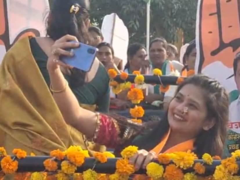 यावेळी गौतमी पाटील माध्यमांशी बोलताना म्हणाली, मला इथं येऊन खूप छान वाटतंय. मी अनेक ठिकाणी जाते.सर्व ठिकाणी मला भरभरून प्रेम मिळतंय  मूल शहराच्या विकासासाठी काँग्रेस पक्षातील उमेदवारांना आणि नगराध्य पदाकरिता उभ्या असलेल्या एकता समर्थ यांना मोठ्या मताधिक्याने विजयी करा