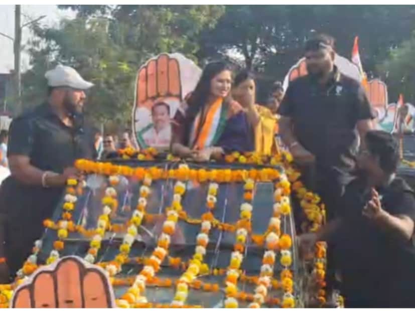  गौतमी पाटीलच्या या रोड शोमध्ये अनेक राजकीय कार्यकर्त्यांसह नागरिक उपस्थित होते. ढोल-ताशांच्या गजरात हा रोड शो पार पडला. 