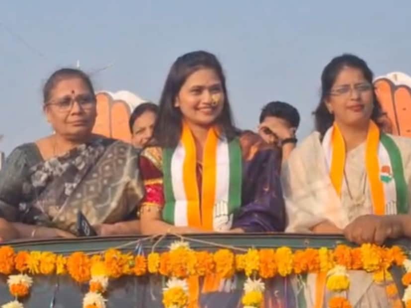  प्रचाराच्या शेवटच्या दिवशी प्रसिद्ध लावणी कलावंत गौतमी पाटीलने मूल येथे काँग्रेससाठी प्रचार केला. या 'रोड शो'च्या माध्यमातून काँग्रेसला विजयी करण्याचं आवाहन गौतमी पाटीलने केलं.