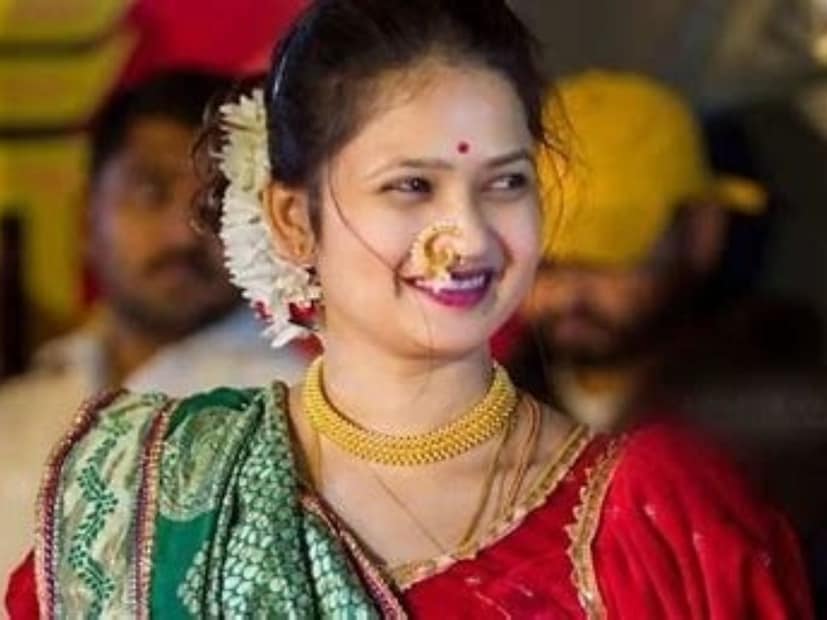  गौतमी पुढे म्हणाली,"रुपेरी वाळूत' या गाण्याची आम्ही काहीही तालिम वगैरे केली नव्हती. ऑन द स्पॉट हे गाणं शूट करण्यात आलं आहे. आमचे टेकवर टेक होत होते. पण अभिजीत आणि मी एकमेकांना सपोर्ट करतं या गाण्याचं शूटिंग पूर्ण केलं. अभिनय करायचा म्हटलं की मला एक दडपण येतं".