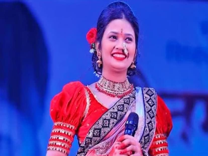  गौतमी पाटीलवर टिका करणाऱ्यांची संख्या मोठी आहे. दुसरीकडे तिचे सोशल मीडियावर लाखो चाहते आहेत. तिचा डान्स पाहण्यासाठी हजारोंच्या संख्येने गर्दी होत असते. घरच्या परिस्थितीमुळे आपण नृत्य क्षेत्राकडे वळल्याचे ती सांगते.