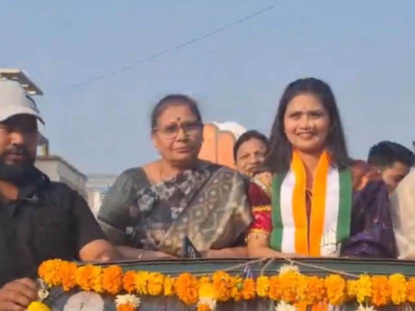 चंद्रपूर जिल्ह्यातील मूल नगर परिषदेच्या नगराध्यक्ष पदाच्या उमेदवार एकता समर्थ आणि काँग्रेस उमेदवारांच्या प्रचारासाठी  गौतमी पाटील उपस्थित होती. 