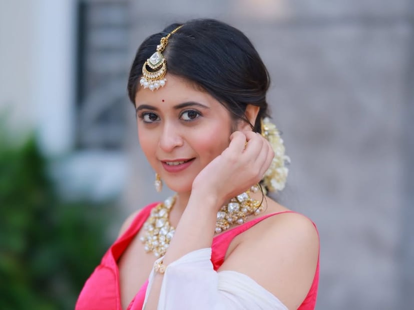 'तुला पाहते रे','अबीर गुलाल', 'बिग बॉस मराठी' अशा छोट्या पडद्यावरील अनेक मालिकांच्या माध्यमातून घराघरांत पोहोचलेली अभिनेत्री गायत्री दातार लवकरच विवाहबंधनात अडकणार आहे. 'तुला पाहते रे','अबीर गुलाल', 'बिग बॉस मराठी' अशा छोट्या पडद्यावरील अनेक मालिकांच्या माध्यमातून घराघरांत पोहोचलेली अभिनेत्री गायत्री दातार लवकरच विवाहबंधनात अडकणार आहे.