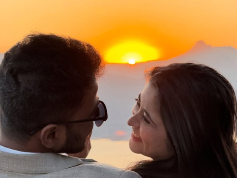  गायत्री दातारने सोशल मीडियावर दोन फोटो शेअर केले आहेत. पहिल्या फोटोत गायत्री आणि तिचा होणारा पती दिसत आहेत. दोघेही एकमेकांकडे बघत आहेत.