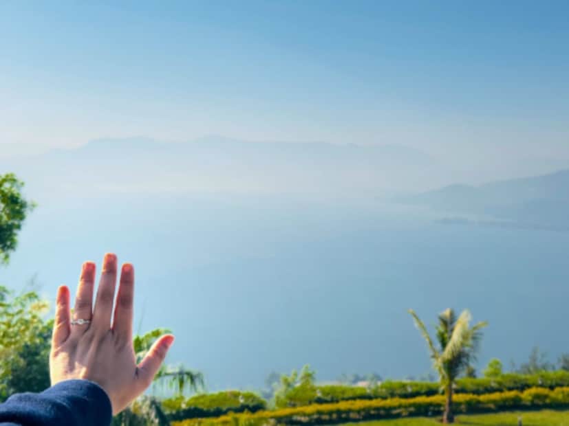  गायत्री दातारने दुसरा फोटो शेअर केलाय तो चाहत्यांचं लक्ष वेधून घेत आहे. कारण या फोटोमध्ये गायत्रीच्या हातात अंगठी दिसत आहे. त्यामुळे गायत्रीने साखरपुडा केल्याचं स्पष्ट होतं.