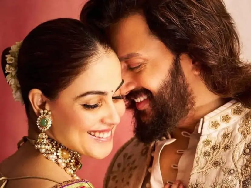  रितेश देशमुखसोबत लग्न केल्यानंतर जेनिलिया महाराष्ट्रीयन परंपरा जपतना दिसून येते. पारंपारिक सणदेखील मोठ्या उत्साहात कुटुंबियांसमवेत ती साजरे करते. लग्नानंतर तिने सासू आणि देशमुख कुटुंबातील मंडळींकडून मराठी सणवारांबद्दल जाणून घेतलं आहे.