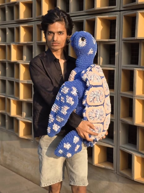  "केमो थेअरपीदरम्यान देखील माझी बोटं क्रोशाचं काम करत होती. हात थांबत नव्हते. कॅन्सर, वेदना आणि हॉस्पिटलच्या चार भिंतींमध्ये हे धागे सर्वात जास्त माझा आधार बनले," अशी प्रतिक्रिया या तरुणाने दिली. आजारी असतानाही त्याने तयार केलेल्या वस्तू एक्झिबिशन आणि वर्कशॉपपर्यंत पोहोचल्या. विशेष म्हणजे, लॅकमे फॅशन वीकमध्ये (Lakme Fashion Week) देखील त्याने तयार केलेले क्रोशाचे डिझाइन वापरले गेले.