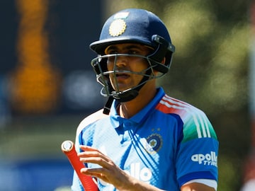 गिल खरंच दुखापतीमुळे टीममधून बाहेर झाला? त्या एका Photo ने सस्पेन्स वाढला! गिल खरंच दुखापतीमुळे टीममधून बाहेर झाला? त्या एका Photo ने सस्पेन्स वाढला!