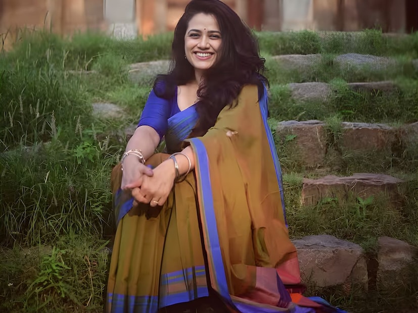 निळ्या साडीतली गिरीजा ओक रातोरात 'नॅशनल क्रश' झाली. पण मराठमोळी गिरीजा ओक आपल्या सुंदर साड्यांच्या कलेक्शनमुळे नेहमीच चर्चेत असते. नुकत्याच दिलेल्या एका मुलाखतीत तिने तिच्याकडे 400 साड्या असल्याचं सांगितलं आहे. तसेच या साड्यांची किंमत लाखोंमध्ये आहे. तर काही साड्या या 50 वर्ष जुन्या आहेत. निळ्या साडीतली गिरीजा ओक रातोरात 'नॅशनल क्रश' झाली. पण मराठमोळी गिरीजा ओक आपल्या सुंदर साड्यांच्या कलेक्शनमुळे नेहमीच चर्चेत असते. नुकत्याच दिलेल्या एका मुलाखतीत तिने तिच्याकडे 400 साड्या असल्याचं सांगितलं आहे. तसेच या साड्यांची किंमत लाखोंमध्ये आहे. तर काही साड्या या 50 वर्ष जुन्या आहेत.