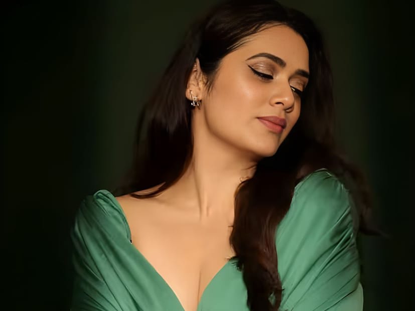 'नॅशनल क्रश' गिरीजा ओक वेगवेगळ्या साड्या नेसून चाहत्यांना भूरळ पाडत असतेच. पण ट्रेडिशनल व्यतिरिक्त वेस्टर्न आऊटफिटमध्येही गिरीजा ओक तेवढीच सुंदर दिसते. चाहत्यांना तिचा वेस्टर्न लूकदेखील आवडतो. गिरीजा ओक सोशल मीडियावर वेस्टर्न लूकमधले फोटो शेअर करत असते. आपल्या स्टायलिश अंदाजाने अभिनेत्री सर्वांचं लक्ष वेधून घेते. 'नॅशनल क्रश' गिरीजा ओक वेगवेगळ्या साड्या नेसून चाहत्यांना भूरळ पाडत असतेच. पण ट्रेडिशनल व्यतिरिक्त वेस्टर्न आऊटफिटमध्येही गिरीजा ओक तेवढीच सुंदर दिसते. चाहत्यांना तिचा वेस्टर्न लूकदेखील आवडतो. गिरीजा ओक सोशल मीडियावर वेस्टर्न लूकमधले फोटो शेअर करत असते. आपल्या स्टायलिश अंदाजाने अभिनेत्री सर्वांचं लक्ष वेधून घेते.