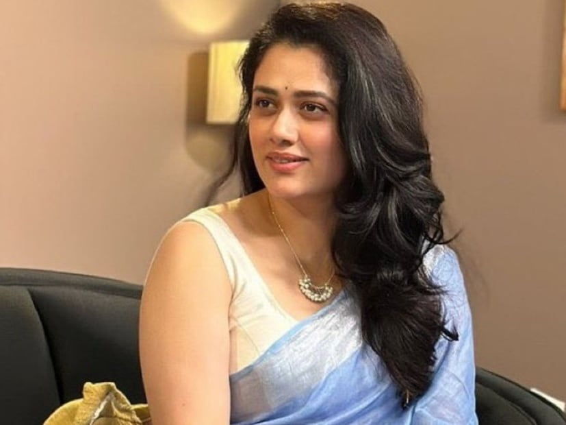 मराठमोळी अभिनेत्री गिरीजा ओक एका रात्रीत नॅशनल क्रश झाली. गिरीजा ओकला तिच्या एका साडीनं जगभरात लोकप्रियता मिळवून दिली. गिरीजाची ती निळी साडी देशभरात चर्चेत आली आहे. पण तुम्हाला माहिती आहे का गिरीजाच्या या निळ्या साडीशी अभिनेत्री प्रिया बापटशी खास कनेक्शन आहे. कदाचित प्रियामुळे गिरीजा ओक ब्लू साडीमुळे चर्चेत आली. 