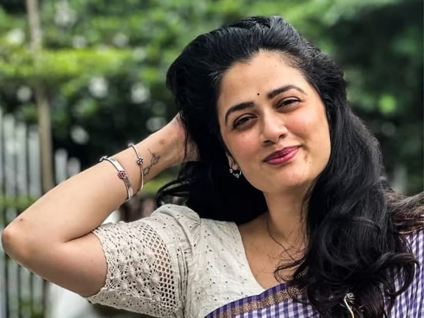 सध्या नॅशनल क्रश म्हणून संपूर्ण जगाला माहिती झालेली अभिनेत्री गिरिजा ओक. आजवर गिरिजाच्या आयुष्यातील अनेक गोष्टी तिनं सर्वांसमोर आणल्या आहेत. तिचं बालपण, आई-वडिलांचा डिवोर्स, तिचं लग्न, मुलगा, सिनेमा, नाटक, जाहिराती ते नॅशनल क्रश होण्यापर्यंतचा सगळा प्रवास तिच्या चाहत्यांना माहिती आहे. पण गिरिजा ओकच्या आयुष्यातील अशी एक बाजू जी पहिल्यांदाच जगासमोर आली आहे. सध्या नॅशनल क्रश म्हणून संपूर्ण जगाला माहिती झालेली अभिनेत्री गिरिजा ओक. आजवर गिरिजाच्या आयुष्यातील अनेक गोष्टी तिनं सर्वांसमोर आणल्या आहेत. तिचं बालपण, आई-वडिलांचा डिवोर्स, तिचं लग्न, मुलगा, सिनेमा, नाटक, जाहिराती ते नॅशनल क्रश होण्यापर्यंतचा सगळा प्रवास तिच्या चाहत्यांना माहिती आहे. पण गिरिजा ओकच्या आयुष्यातील अशी एक बाजू जी पहिल्यांदाच जगासमोर आली आहे.