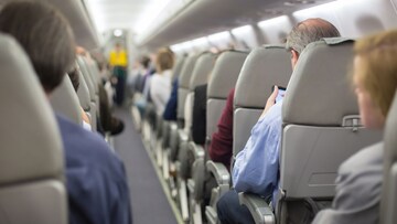 Plane : विमानात सहप्रवाशाने जबरदस्ती बदलली सीट; नंतर समजलं असं काही की तरुणी शॉक