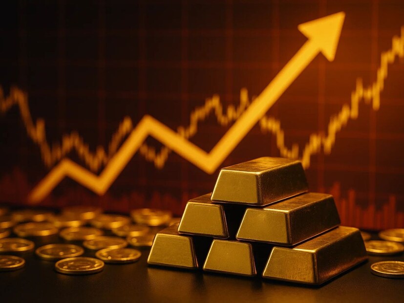 जर 2026 मध्ये सोनं 15–30% वाढलं तर... लग्नाचं बजेट बिघडेल, दागिने महागतील त्यामुळे आत्तापासून थोडं-थोडं खरेदी करणं फायदेशीर ठरेल. 