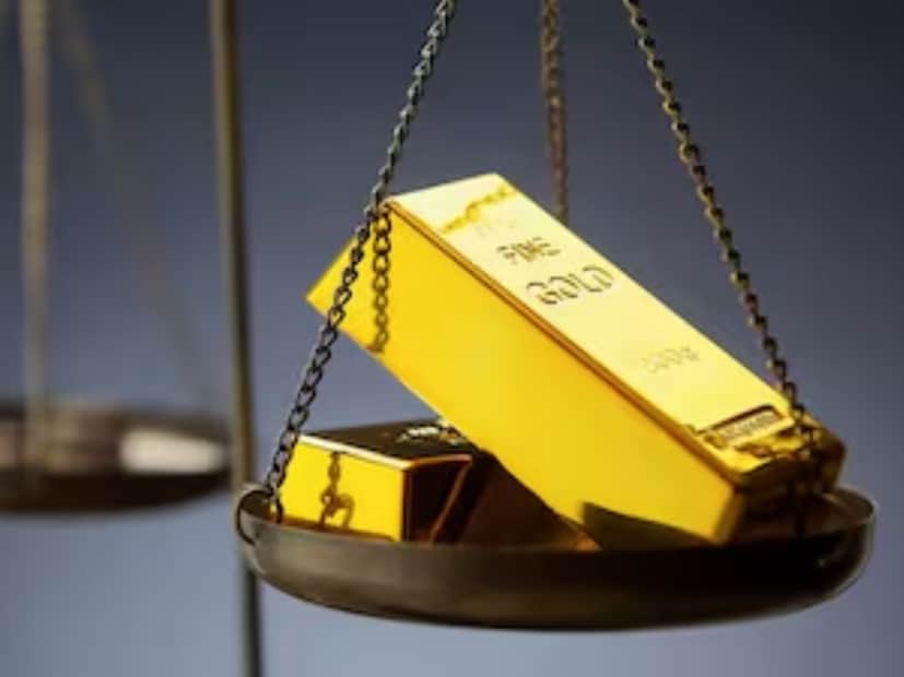 2025 मध्ये सोन्याने अक्षरशः कमाल दाखवली. वर्षभरात सोन्याच्या किमती तब्बल 53% ने उसळल्या आणि ते सर्वात जास्त परतावा देणाऱ्या एसेट क्लासमध्ये अव्वल ठरले. आता वर्ल्ड गोल्ड कौन्सिल (WGC) चा दावा आहे की 2026 मध्ये सोनं आणखी 15–30% महाग होऊ शकतं. त्यामुळे ज्यांच्या घरात पुढच्या वर्षी लग्न आहे किंवा जे लोक सोन्याचे दागिने बनवण्याचा विचार करत आहेत, त्यांनी ही रिपोर्ट नक्की समजून घेतली पाहिजे. मात्र WGC ने एक महत्त्वाची इशाराही दिला आहे. जर अमेरिकेची अर्थव्यवस्था जोर धरली, तर सोने 5–20% पर्यंत स्वस्तही होऊ शकतं. 2025 मध्ये सोन्याने अक्षरशः कमाल दाखवली. वर्षभरात सोन्याच्या किमती तब्बल 53% ने उसळल्या आणि ते सर्वात जास्त परतावा देणाऱ्या एसेट क्लासमध्ये अव्वल ठरले. आता वर्ल्ड गोल्ड कौन्सिल (WGC) चा दावा आहे की 2026 मध्ये सोनं आणखी 15–30% महाग होऊ शकतं. त्यामुळे ज्यांच्या घरात पुढच्या वर्षी लग्न आहे किंवा जे लोक सोन्याचे दागिने बनवण्याचा विचार करत आहेत, त्यांनी ही रिपोर्ट नक्की समजून घेतली पाहिजे. मात्र WGC ने एक महत्त्वाची इशाराही दिला आहे. जर अमेरिकेची अर्थव्यवस्था जोर धरली, तर सोने 5–20% पर्यंत स्वस्तही होऊ शकतं.