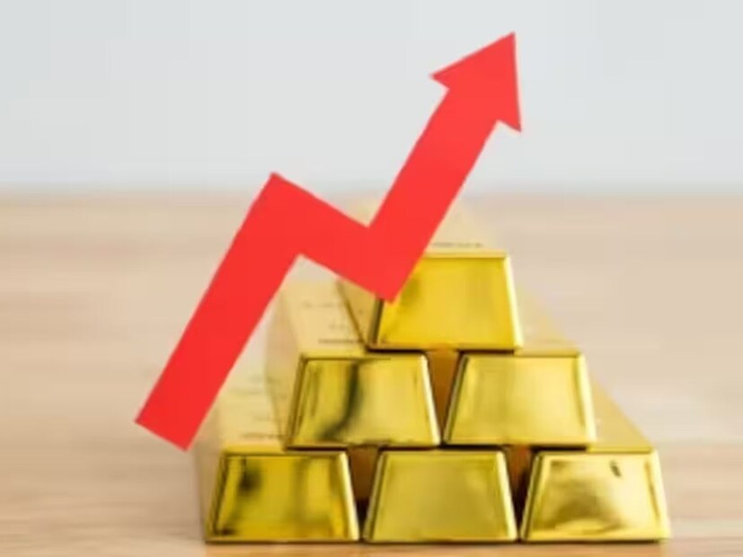 2025 मध्ये एवढी प्रचंड तेजी का आली?अमेरिका–चीन तणाव, ट्रम्प यांच्या टॅरिफ निती, जागतिक अस्थिरता आणि सर्वात मोठं कारण: जगभरातील सेंट्रल बँका मोठ्या प्रमाणात सोने खरेदी करत होत्या. या सगळ्यामुळे सोने किंमतींना अक्षरशः “आग” लागली. WGC च्या मते Gold ETF मध्येही विक्रमी 77 बिलियन इतकी खरेदी झाली. जगभरातील ETF फंडांनी 700 टनापेक्षा अधिक सोने विकत घेतलं. जेव्हा जागतिक मागणी वाढते, तेव्हा भारतातील सोन्याच्या किमती आपोआप वाढतात.