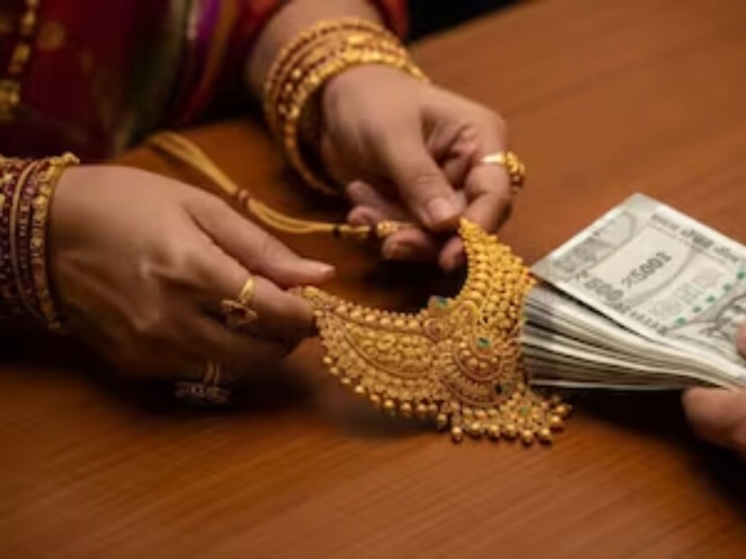 विशेषत: लग्न असलेल्या घरांसाठी ही मोठी बातमी आहे. कारण WGC च्या मते 2026 मध्ये सोनं 15–30% आणखी वाढू शकतं. यामागची मुख्य कारणे- जगभरातील वाढती जिओपॉलिटिकल तणावाची परिस्थिती, अमेरिकेत व्याजदर खाली येण्याची शक्यता, गुंतवणूकदार सुरक्षित गुंतवणुकीकडे (Safe Haven) वळतील. जर हा वातावरण तसाच राहिला तर सोने पुन्हा गगनाला भिडू शकतं. याचा अर्थ 2026 मध्ये लग्न असलेल्यांना बजेट वाढवावं लागेल. आता दागिने बनवण्याचा विचार करत असलेल्यांनी लवकर खरेदी केली तर फायदा. मुलांच्या भविष्यासाठी सोनं घेणाऱ्यांनी planning आत्तापासून सुरू करावी.