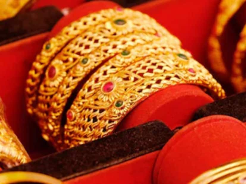 वर्ष 2025 कडे पाहिल्यास, सोन्याने सर्व एसेट क्लासला मागे टाकलं. EM स्टॉक्स, US स्टॉक्स, बॉण्ड्स, कॅश… सर्वांना. WGC च्या चार्टनुसार या वर्षी सोन्याचे कामगिरी सर्वाधिक दमदार राहिली. पण मोठा प्रश्न असा 2026 मध्ये सोनं आणखी उडणार का? WGC म्हणते होय, अशी मोठी शक्यता आहे.