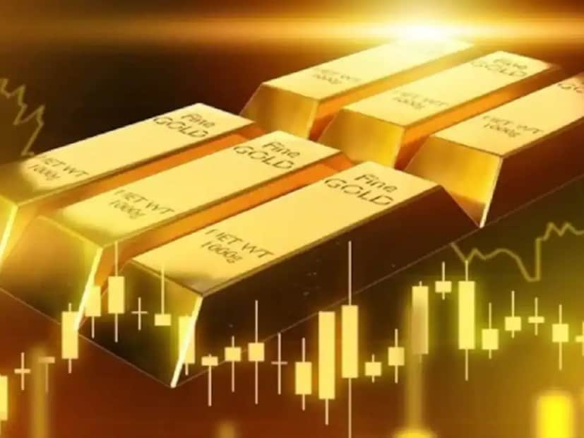 एक्सपर्ट्सचे मत स्पष्ट आहे की ही घसरण घाबरण्यासारखी नाही. अलीकडच्या दिवसांत सोन्याच्या भावात झालेल्या जोरदार वाढीनंतर ट्रेडर्सने फक्त नफा बुक केला आहे. Zaner Metals चे स्ट्रॅटेजिस्ट पीटर ग्रँट सांगतात की सोने अजूनही “अपसाइड ब्रेकआउट पॅटर्न” मध्ये आहे. त्यांचे अनुमान तर आणखी पुढे आहे—ते म्हणतात की नवीन वर्षाच्या सुरुवातीला सोने $5,000 प्रति औंसपर्यंत जाऊ शकते. त्यामुळे तुमच्या मनात जर प्रश्न येत असेल की, “आता थोडं स्वस्त मिळू शकतं का?” होय, संधी मिळू शकते, पण त्यासाठी योग्य वेळ आणि संयम आवश्यक आहे.