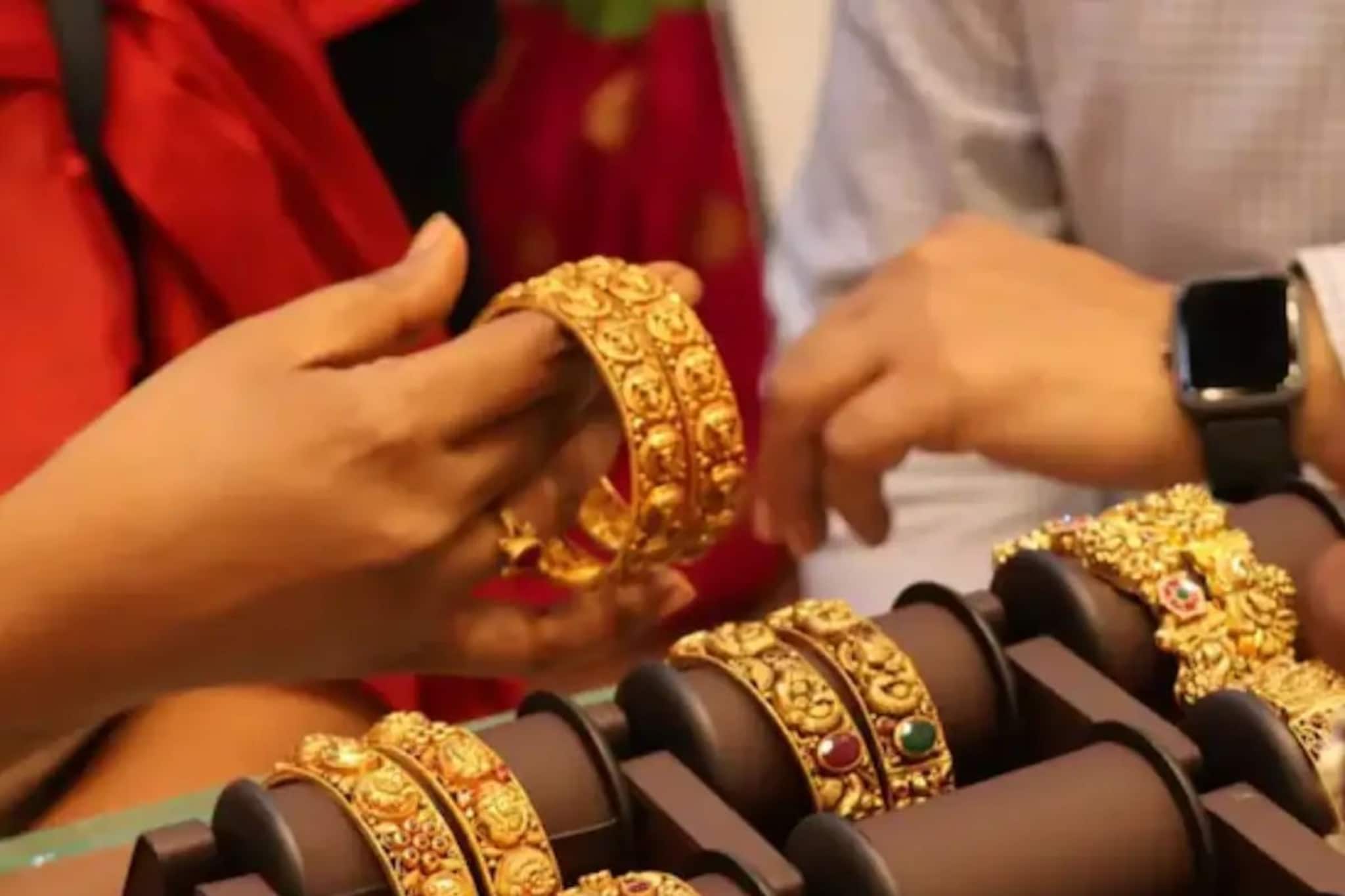 Gold Silver News : चांदीच्या दराने गाठला नवा उच्चांक, सोनंही महागलं! ग्राहकांच्या खिशावर भार वाढला, आजचा दर काय? Gold Silver News : चांदीच्या दराने गाठला नवा उच्चांक, सोनंही महागलं! ग्राहकांच्या खिशावर भार वाढला, आजचा दर काय?