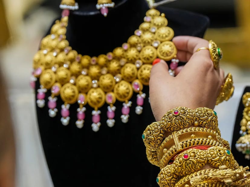 जर तुम्ही सोने खरेदी करणार असाल, तर लक्षात ठेवा : 1–1.5% अशी छोटी घसरण आली की थोडे थोडे खरेदी करा, संपूर्ण रक्कम एकाचवेळी गुंतवू नका. यालाच गोल्डमध्ये SIP स्टाईल म्हणतात, सोने हे लांब पल्ल्याचे गुंतवणूक साधन आहे मात्र झटपट नफा शोधू नका, रेट कटची घोषणा होण्यापूर्वी आणि झाल्यानंतर दोन्ही वेळा छोटे-छोटे खरेदीचे मोमेंट्स मिळू शकतात.