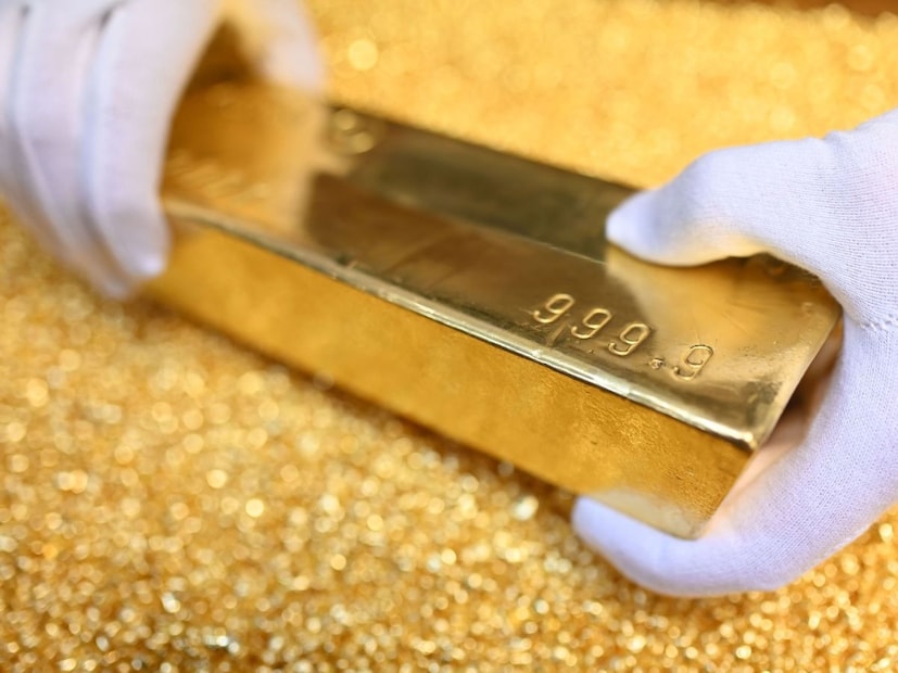 या महिन्यात अमेरिकेत फेडची बैठक आहे आणि बाजाराला जवळजवळ खात्री आहे की 25 बेसिस पॉइंट्सची रेट कट होऊ शकते. ट्रेडर्स तर या घडण्याची 89% शक्यता मानत आहेत. याचा तुमच्यासाठी अर्थ असा की, व्याजदर कमी → बँकेत FD चे रिटर्न कमी → सोन्यात गुंतवणुकीचे आकर्षण वाढते. म्हणजेच जर रेटकट खरोखर झाला, तर सोन्याचे भाव पुन्हा वाढू शकतात. त्यामुळे रेट कटच्या आधी येणारे छोटे डिप्स हे चांगले खरेदीचे पॉइंट मानले जातात.