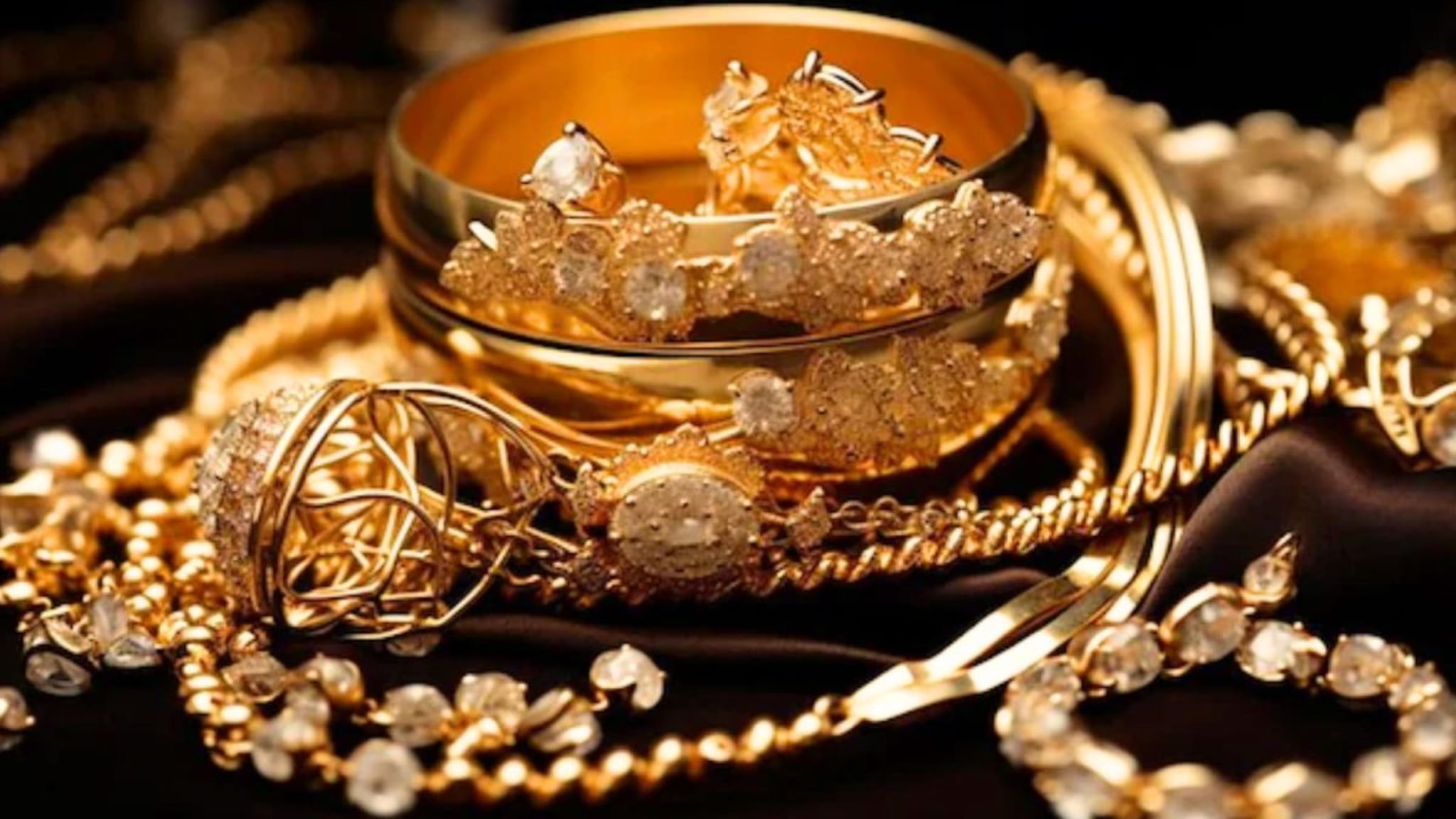 Gold Silver Price Today : सामान्य ग्राहकांना दिलासा! सोनं-चांदीच्या दरात घसरण, पटापट चेक करा आजचा दर...