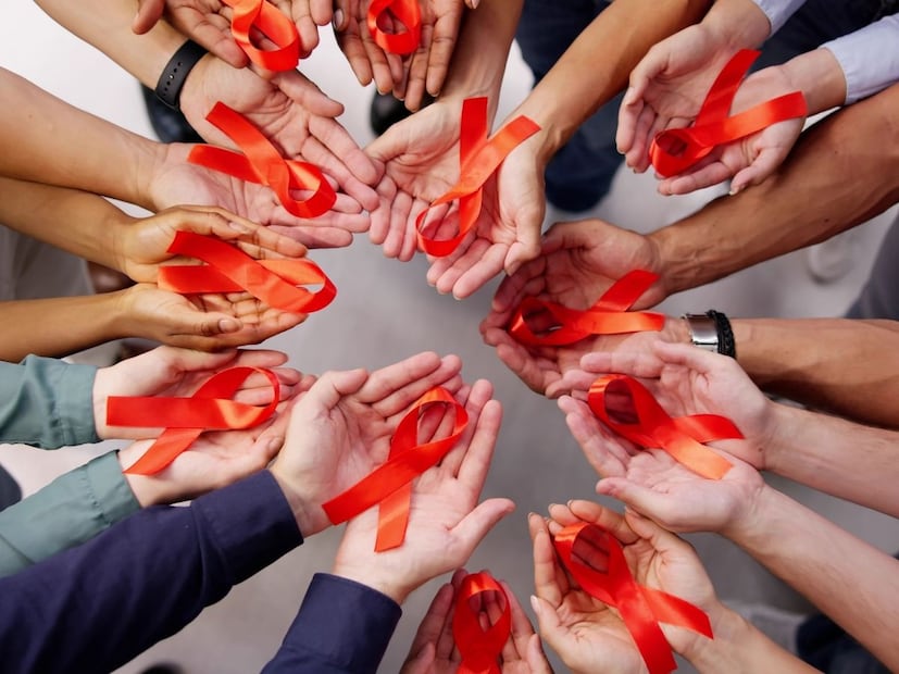 गेल्या वर्षभरात एचआयव्ही ग्रस्त 12039 रुग्णांवर आजीवन उपचार सुरू करण्यात आले. ज्यामुळे मुंबईत अँटीरेट्रोव्हायरल थेरपी घेणाऱ्यांची संख्या 52697 वर पोहोचली आहे. पण शहरात 62571 एचआयव्ही ग्रस्त रुग्ण आहेत.