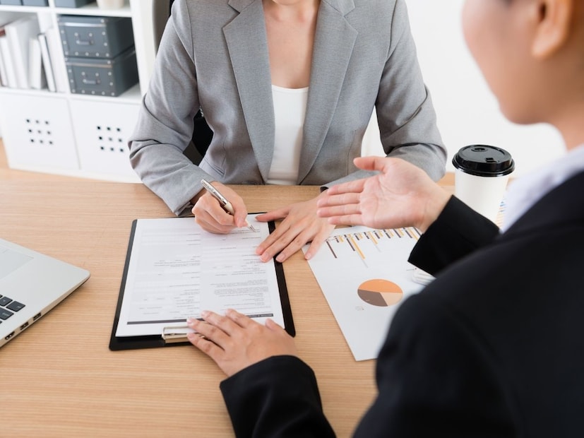 काही महिन्यांनी जेव्हा डेबी लाँग आयलंडला परतली तेव्हा तिने ब्रुसियाला विचारलं की कंपनीत काही जागा आहेत का? ब्रुसियाने काही आठवड्यांतच तिला पुन्हा कामावर ठेवलं. जानेवारी 2011 मध्ये, ब्रुसियाने डेबीला तिच्या ऑफिसमध्ये बोलावले आणि विचारलं, 