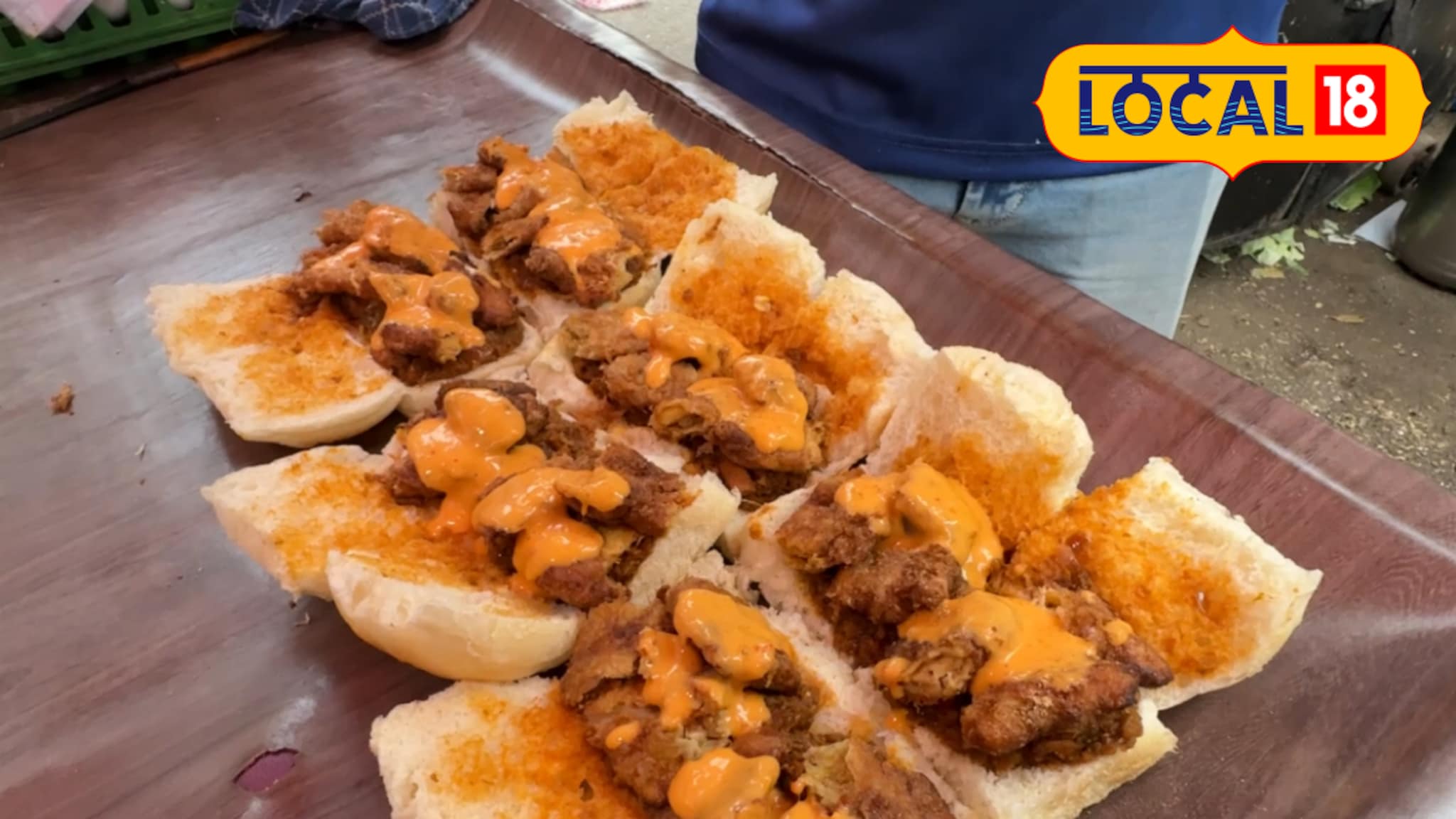 फक्त 30 रूपयांत मुंबईमध्ये 'या' ठिकाणी मिळतोय बटर चिकन पाव; एकदा खाऊन तर पाहा, बोटं चाखत राहाल फक्त 30 रूपयांत मुंबईमध्ये 'या' ठिकाणी मिळतोय बटर चिकन पाव; एकदा खाऊन तर पाहा, बोटं चाखत राहाल