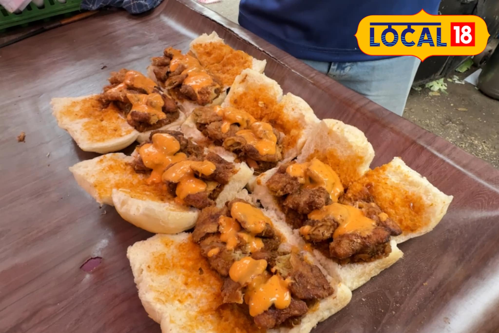 फक्त 30 रूपयांत मुंबईमध्ये 'या' ठिकाणी मिळतो बटर चिकन पाव; एकदा खाऊन तर पाहा...