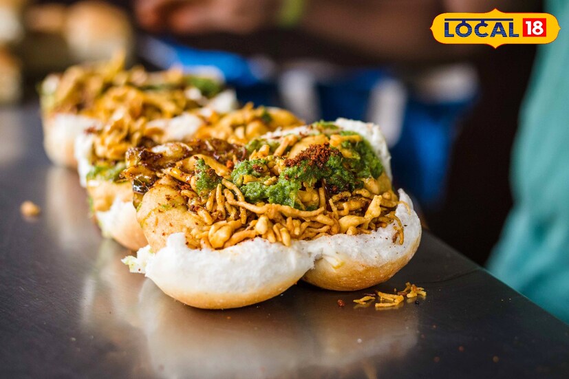 दादरचं स्ट्रीट फूड हे कायमच लोकप्रिय राहिलं आहे. इथे अनेक वर्षांपासून सुरू असलेले स्टॉल्स त्यांच्या सातत्यपूर्ण चवीमुळे आजही लोकांना आकर्षित करतात. रोजचा प्रवास असो किंवा खास दादरला भेट देऊन काहीतरी चांगलं खायचं असो, लांबून लांबून लोक इथल्या सुप्रसिद्ध स्टॉल्सवर येतात. कैलास लस्सी, श्रीकृष्ण बटाटेवडा, देवास मोमो हार्ट, अशोक वडापाव, रेणुका ज्यूस सेंटर, रेवाज किचन, टिप्स फ्रँकी, कार्टर्स ब्ल्यू, प्रणव्स कॉर्नर ही ठिकाणं दादरमधील सर्वाधिक भेट दिली जाणारी आहेत.