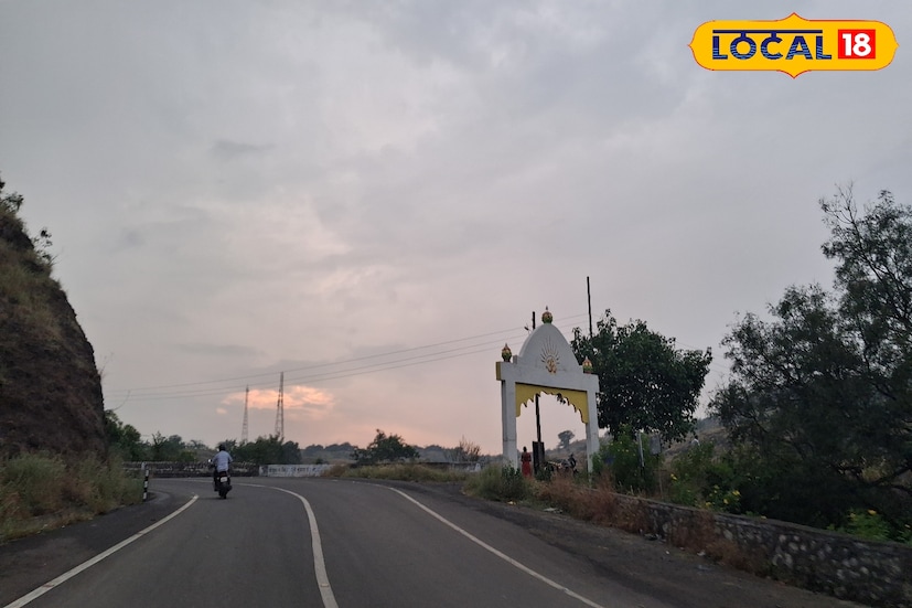 सोलापूर जिल्ह्यातील शुक्रवारी कमाल तापमान 30 अंश आणि किमान तापमान 20.5 अंश सेल्सिअस नोंदविण्यात आले. आज सोलापुरातील तापमानाचा पारा चढता जाणवेल. कमाल तापमानाचा पारा 31 अंशावर राहील. तसेच किमान तापमानाचा पारा 17 अंशापर्यंत राहील. आज आकाश अंशत: ढगाळ राहण्याची शक्यता आहे. 