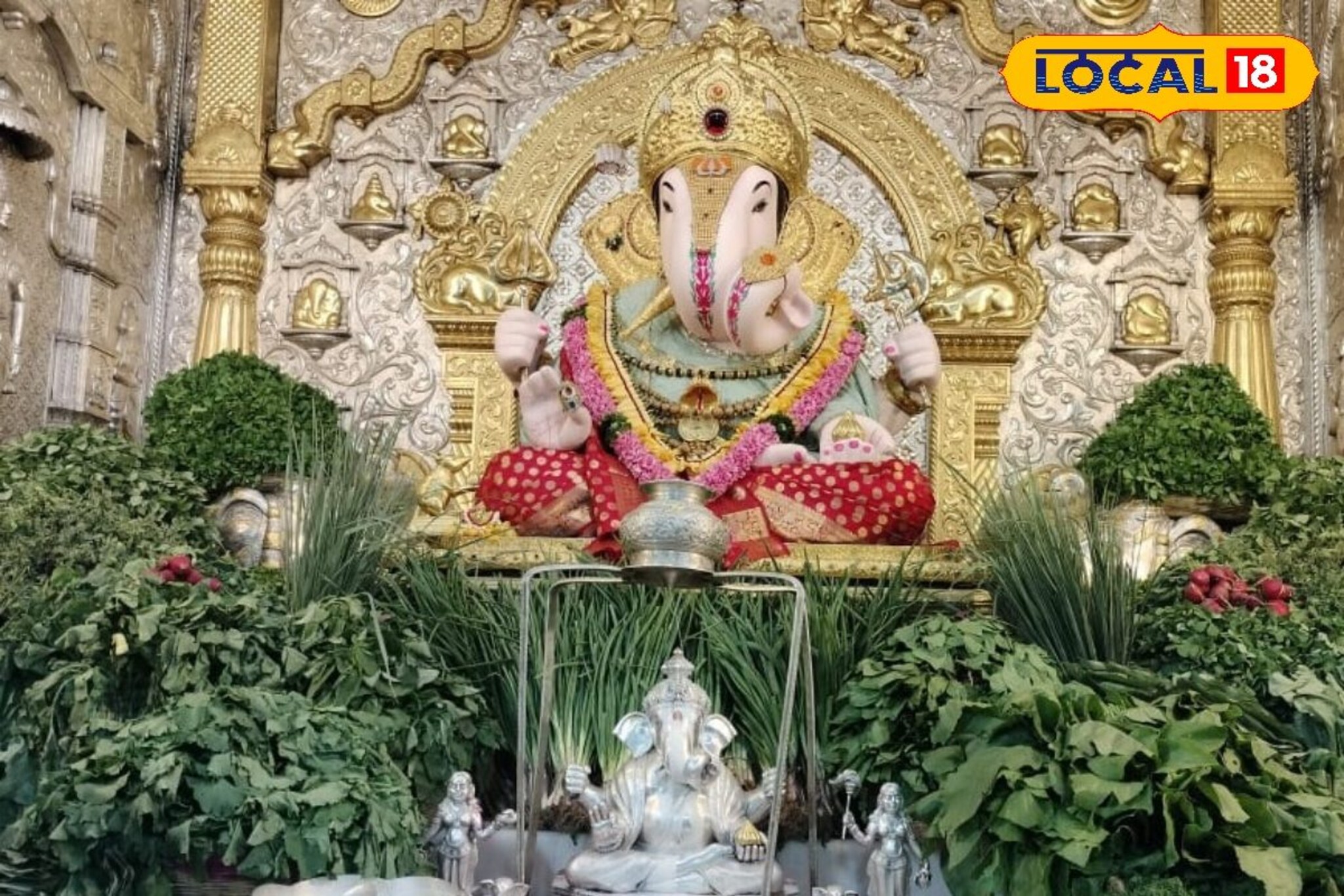 दगडूशेठ बाप्पाला 21 पालेभाज्यांची आरास, चतुर्थीचा डोळ्यांचं पारणं फेडणारा Video