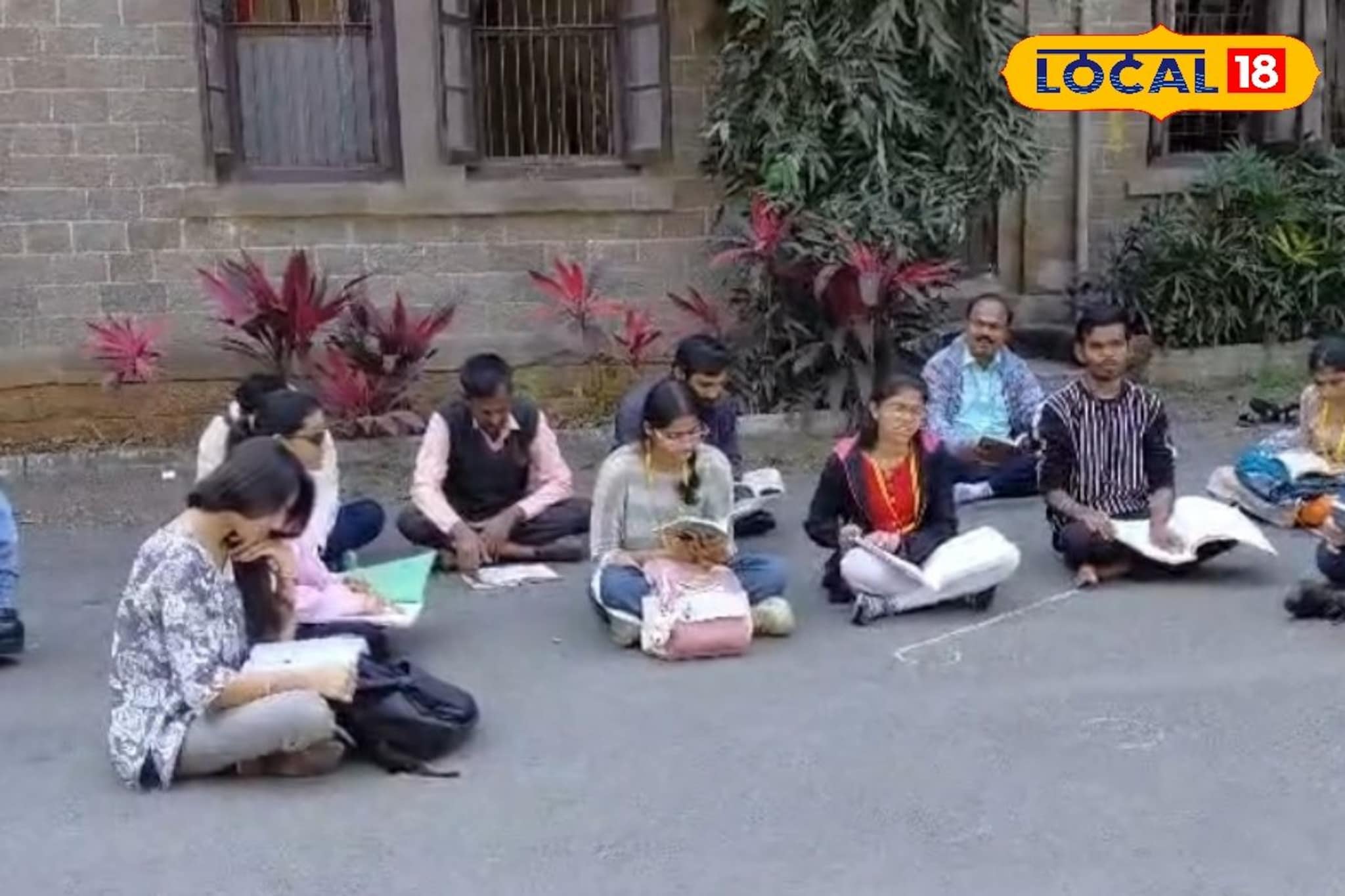 व्हा सामील! 800 स्टॉल्स आणि पुस्तकंच पुस्तकं! पुण्यात होतोय अनोखा महोत्सव व्हा सामील! 800 स्टॉल्स आणि पुस्तकंच पुस्तकं! पुण्यात होतोय अनोखा महोत्सव