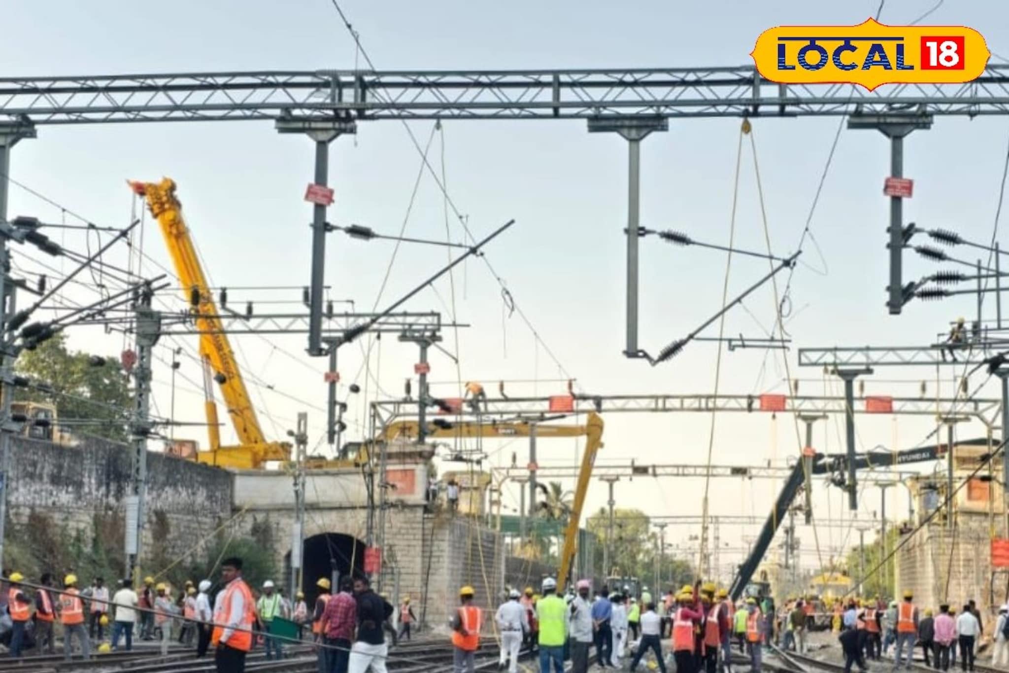 सोलापुरात पुलाच्या पाडकामानंतर मेगाब्लॉक, या रेल्वे गाड्या रद्द, पाहा वेळापत्रक सोलापुरात पुलाच्या पाडकामानंतर मेगाब्लॉक, या रेल्वे गाड्या रद्द, पाहा वेळापत्रक