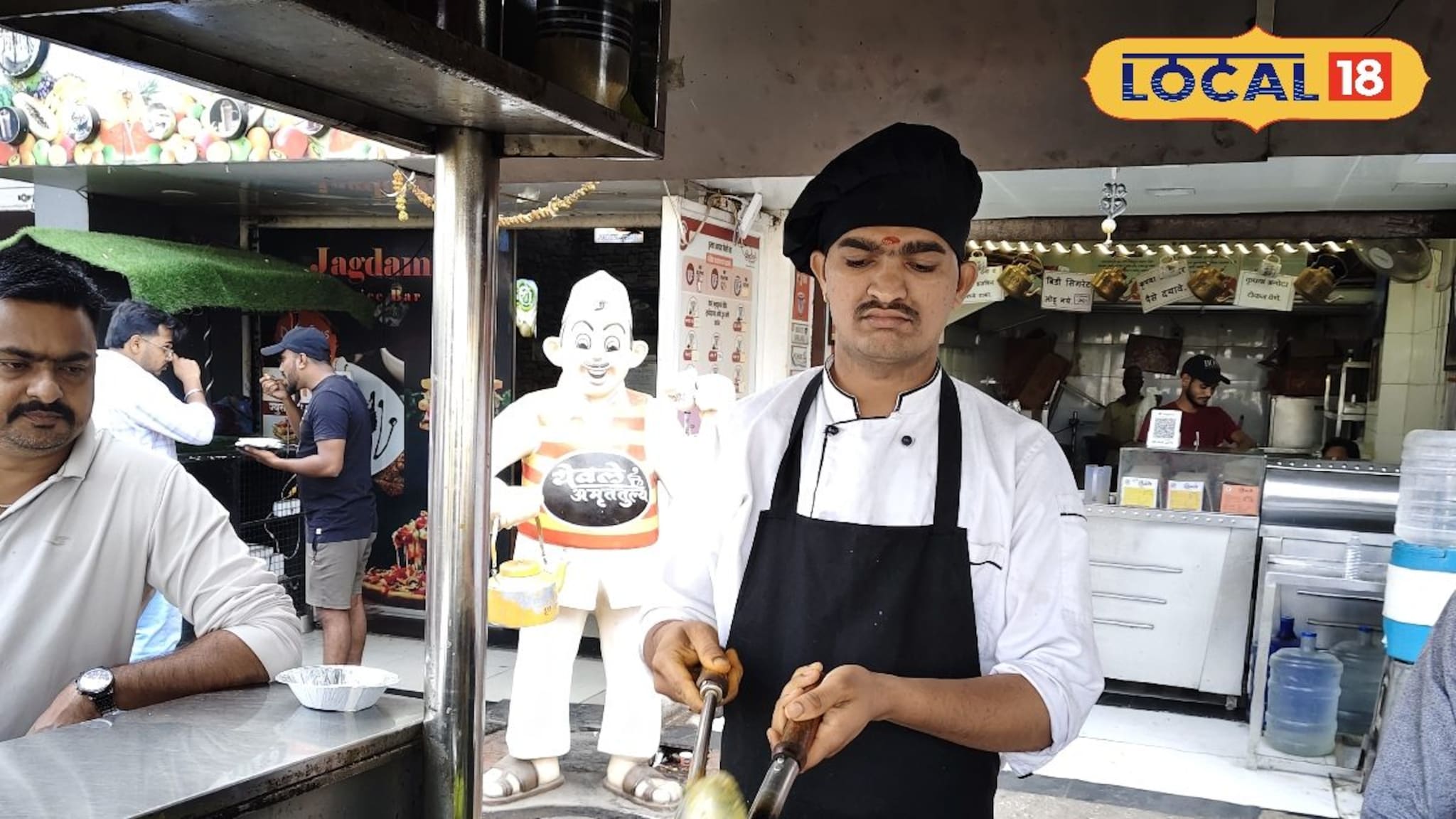 Success Story : उच्चशिक्षित तरुणाचे दाल खिचडी सेंटर, महिन्याला 3 लाखांची करतोय उलाढाल, सांगितला यशाचा मंत्र