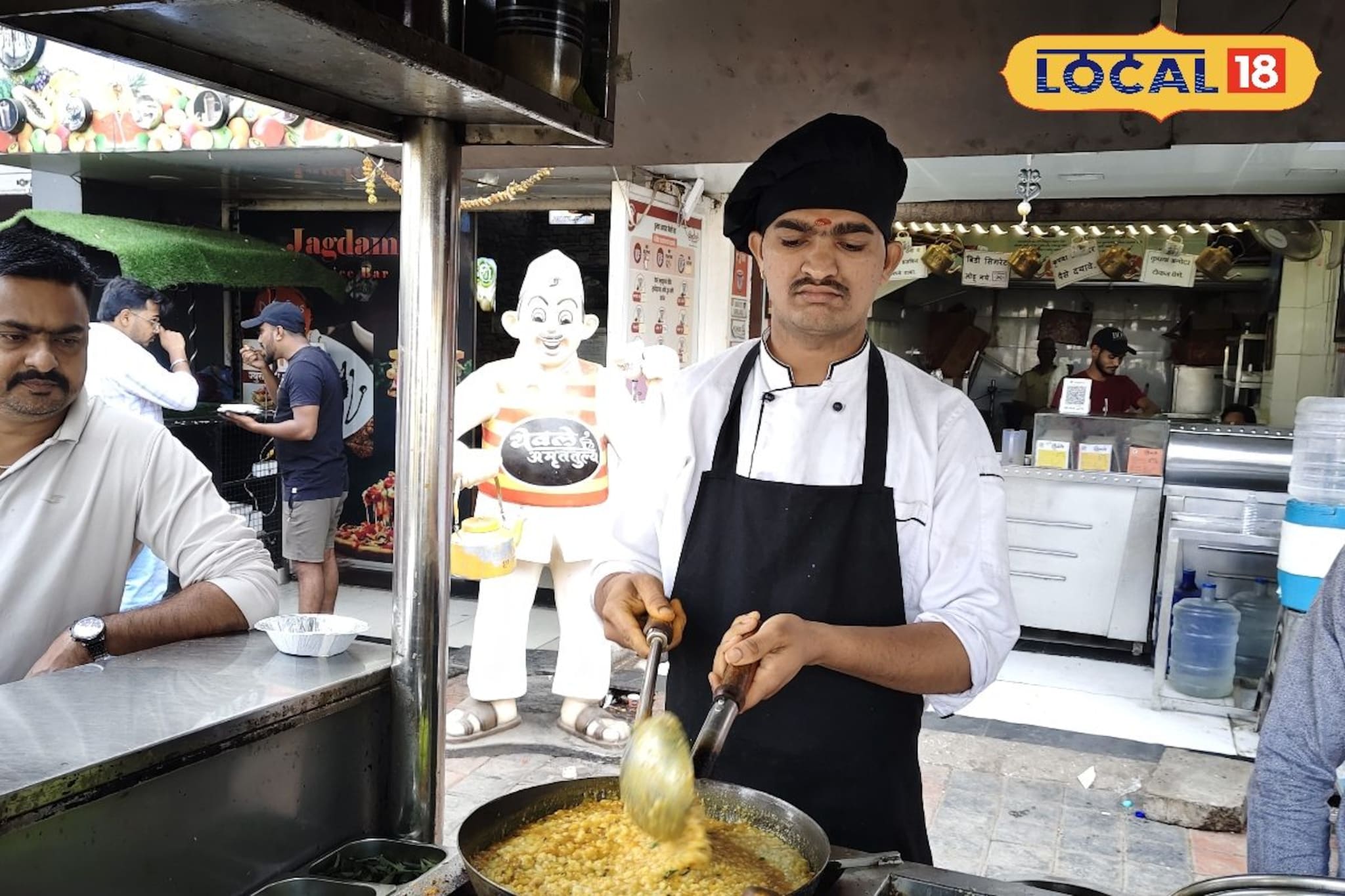 उच्चशिक्षित तरुणाचे दाल खिचडी सेंटर, महिन्याला 3 लाखांची करतोय उलाढाल