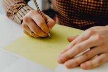 खराब होतं अक्षर म्हणून डॉक्टरांकडे गेला, समजलं झालाय खतरनाक आजार