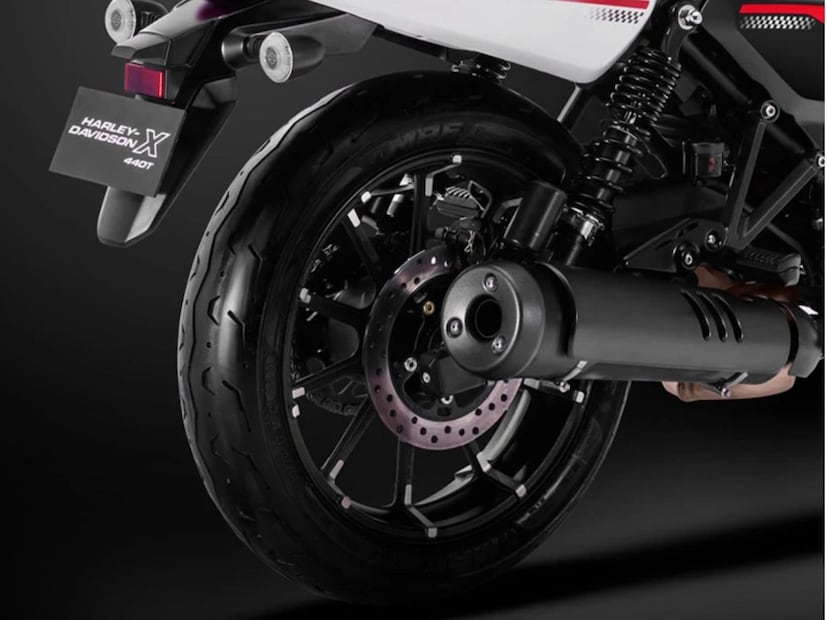 Harley X440 T ची सुरुवाती किमत 2.79 लाख रुपये आहे, तर Classic 350 ची किंमत कमी आहे. दोन्ही बाईकच्या टॉप मॉडेलमध्ये Harley जवळपास 63,000 रुपयांनी महाग आहे. त्यामुळे Classic 350 ही बजेट फ्रेंडली आहे.