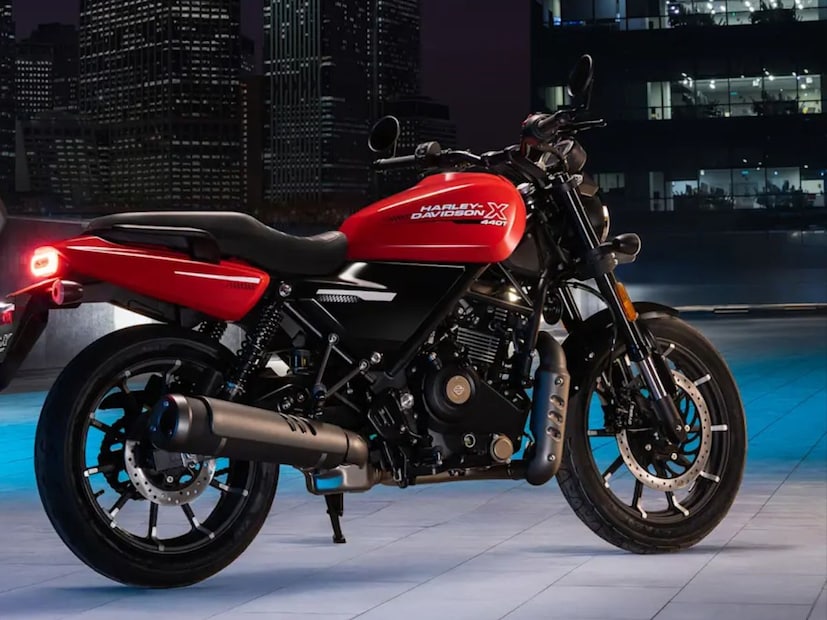 Harley X440 T मध्ये समोर 43mm USD फोर्क दिले आहे. हे फोर्क खरंतर  स्पोर्ट्स बाईक्समध्ये पाहण्यास मिळतात. ज्यामुळे बाईक एकदम स्थिर राहते आणि ब्रेकिंग कंट्रोल उत्तमरित्या काम करतं. Harley X440 T मध्ये चाकं हे मोठ्या साईजची दिली आहे. त्यामुळे रस्त्यावर पकड ही मजबूत अशीच आहे. 