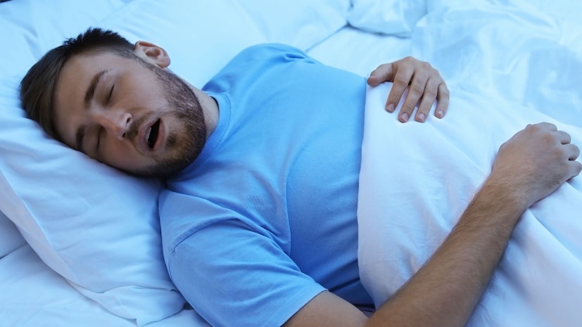 काही लोकांची झोपेत लाळ गळते. अनेकांना ती घाण सवय वाटते. पण  थकल्यानंतर झोपेत लाळ गळणं म्हणजे बॉडी डीप रिकव्हरी मोडमध्ये जाते, असा त्याचा अर्थ आहे.