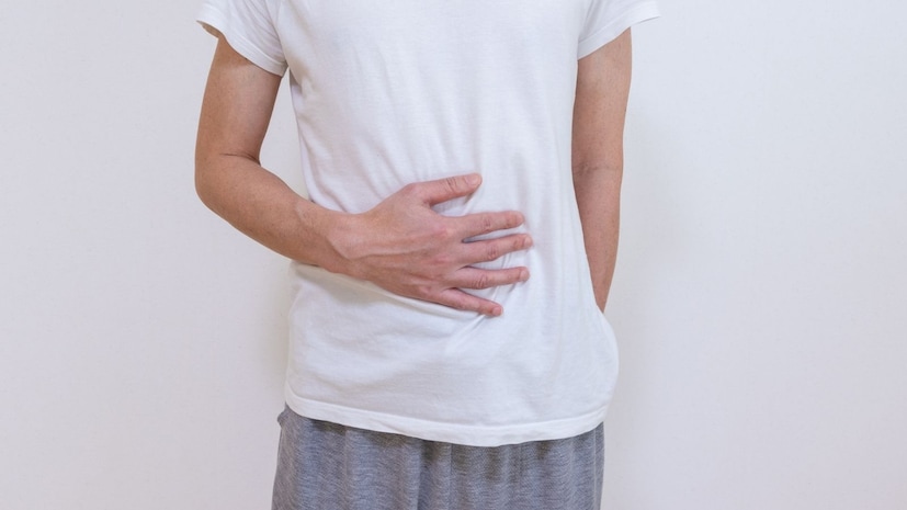 लघवी पिवळी झाली की आपल्याला कोणता आजार तर नाही ना? अशी चिंता आपल्याला लागते. पण लघवी हलकी पिवळी म्हणजे ना ओव्हर हायड्रेटेड, ना डिहायड्रेटेड. म्हणजे आपल्या शरीरातील पाण्याचं प्रमाण किंवा पातळी योग्य असण्याचे संकेत आहेत.