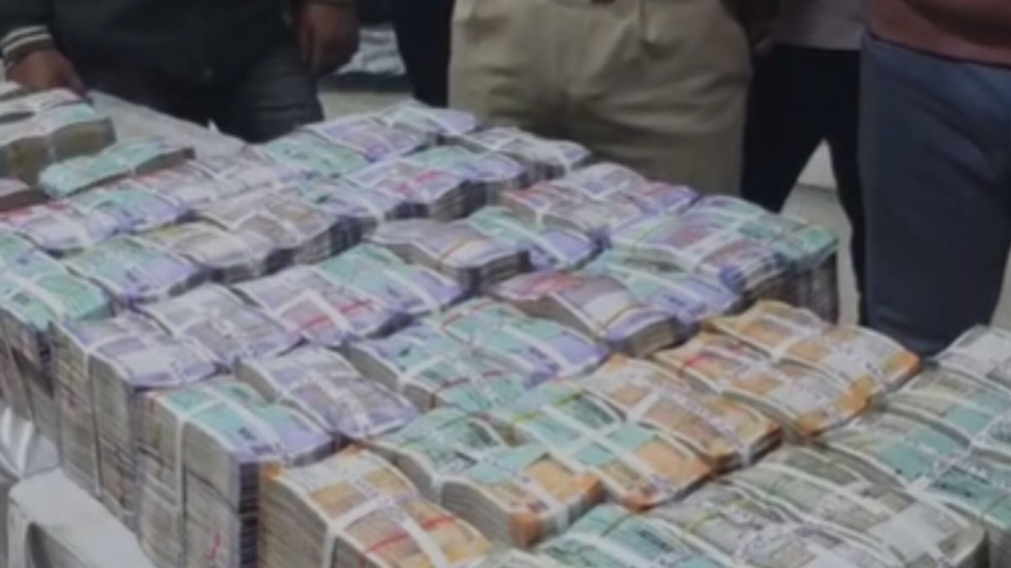 Hingoli  News: हिंगोलीत रात्रीच्या पोलीस नाकाबंदीत पैशांचं घबाड सापडलं, गाडीचा दरवाजा उघडताच सगळेच चक्रावले