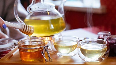 गर्म पानी में शहद: आयुर्वेद और विज्ञान क्यों करते हैं इस ट्रेंड का विरोध.