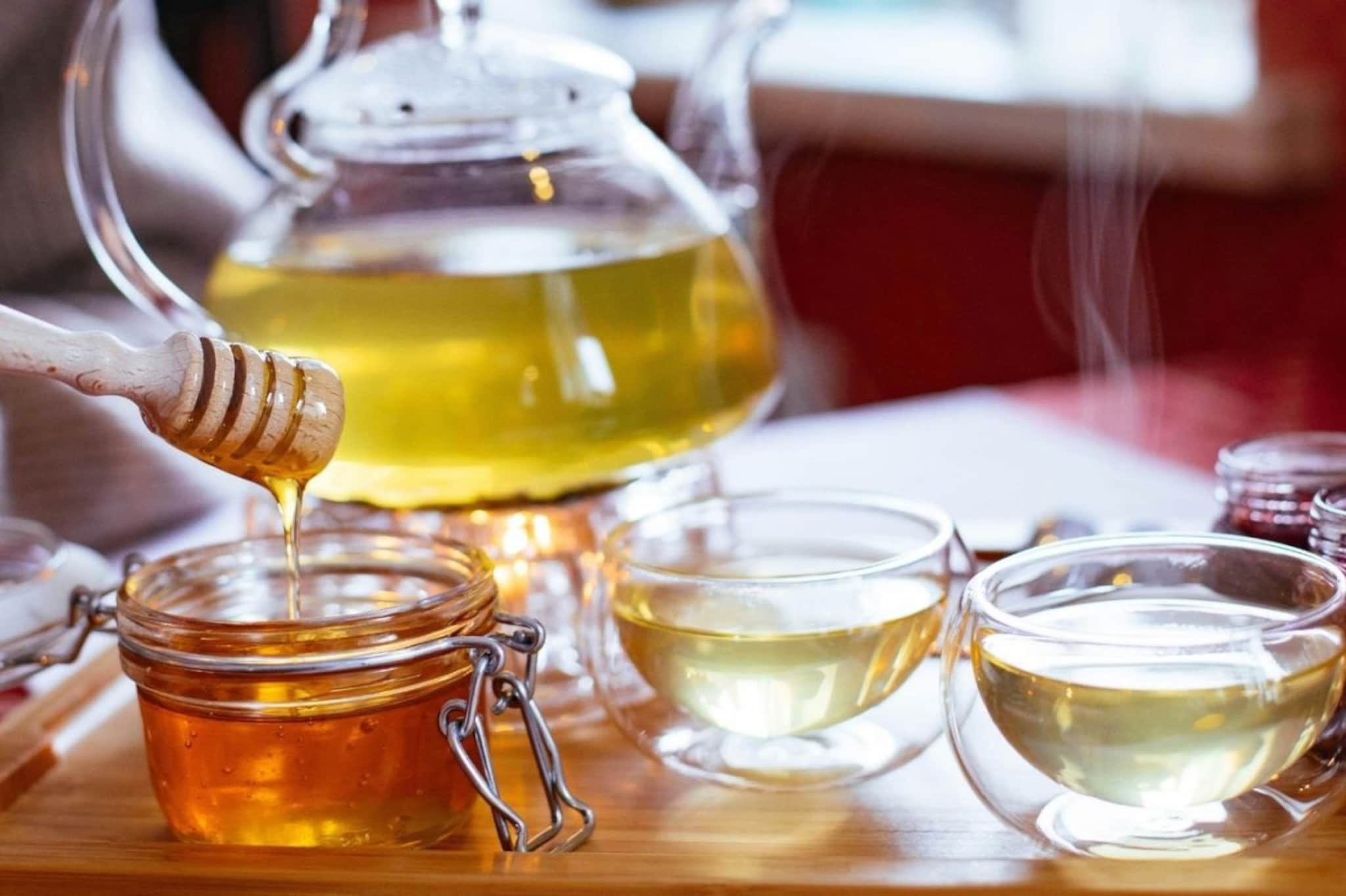 मध गरम पाण्यात टाकून का पिऊ नये, असं मध प्यायल्याने काय होतो परिणाम?