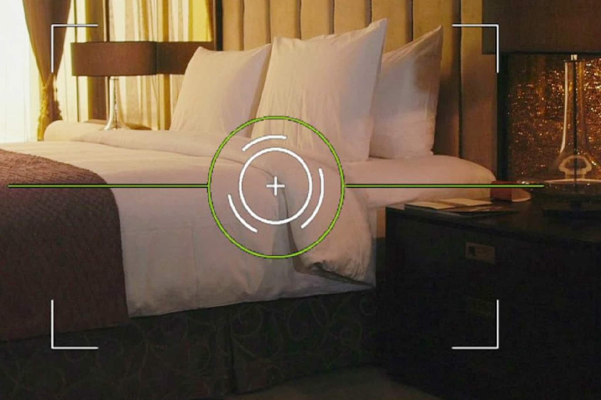 न्यू ईयरची ट्रिप प्लॅन केलीये? हॉटेलच्या रुममध्ये जाताच असे चेक करा हिडन कॅमेरे न्यू ईयरची ट्रिप प्लॅन केलीये? हॉटेलच्या रुममध्ये जाताच असे चेक करा हिडन कॅमेरे